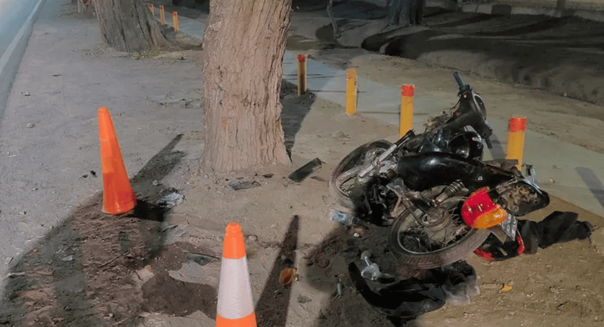 Grave accidente en San Juan: un joven de 21 años chocó en moto contra un árbol y está en terapia intensiva.