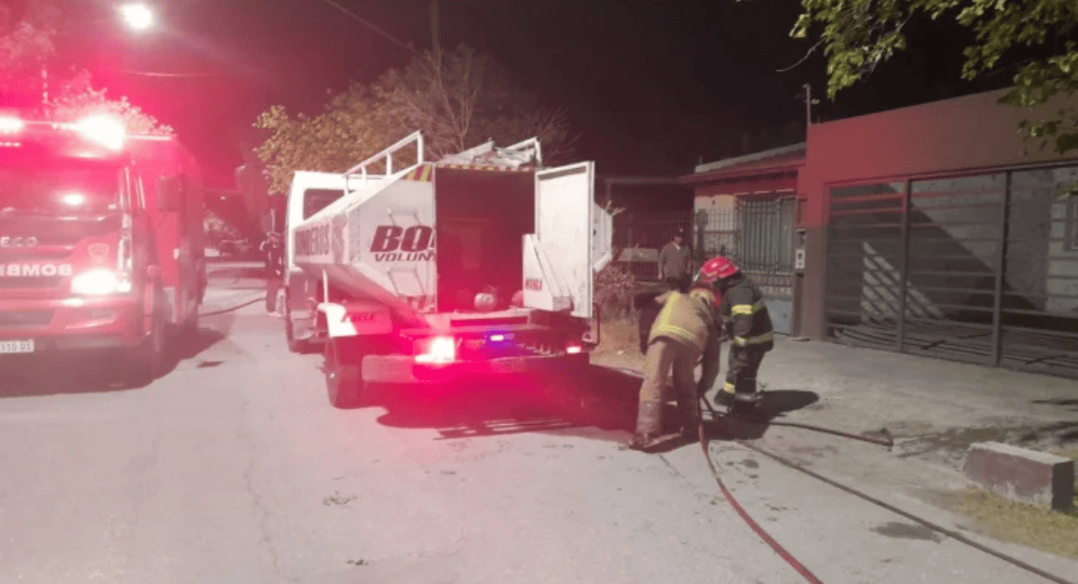 Dos incendios en Pocito activaron un amplio operativo de emergencia Dos incendios en Pocito activaron un amplio operativo de emergencia