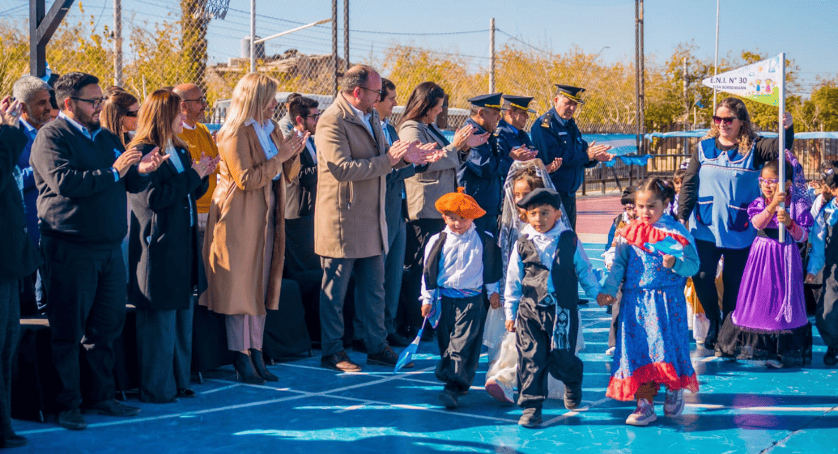 Rivadavia celebró el 25 de Mayo con un emotivo desfile infantil en el Parque Departamental