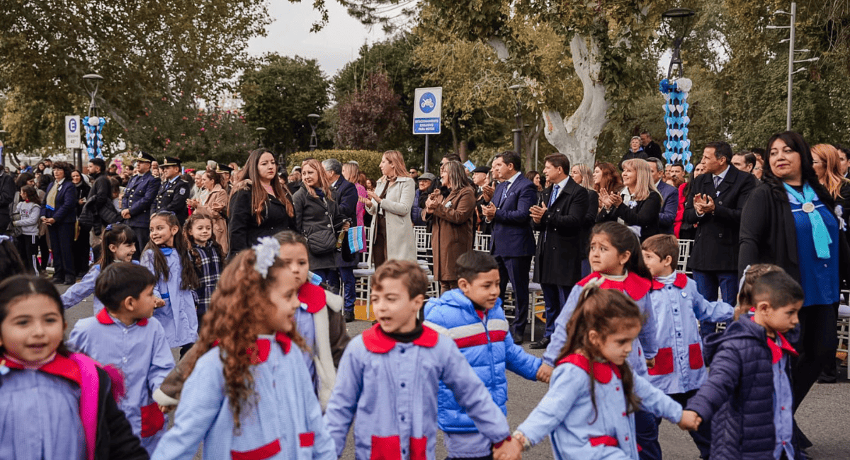 Santa Lucía celebró el 25 de Mayo con un emotivo desfile de los jardines municipales Santa Lucía celebró el 25 de Mayo con un emotivo desfile de los jardines municipales