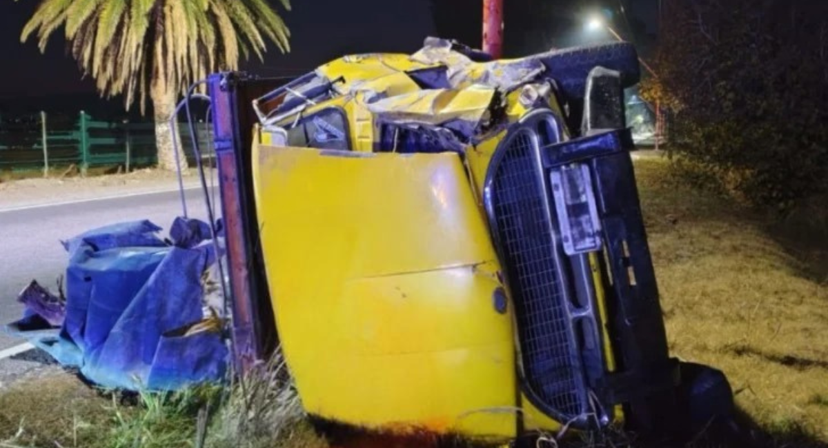 Milagro en San Martín: una camioneta chocó, volcó y sus ocupantes salieron ilesos.