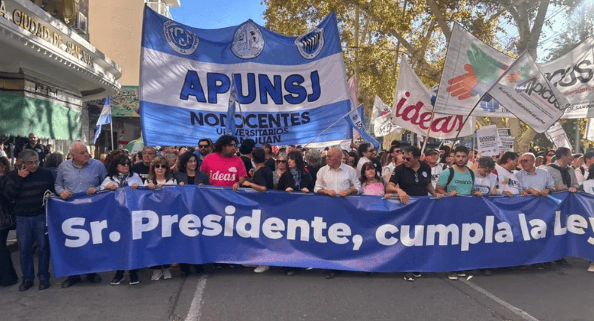 Multitudinaria marcha en San Juan: la comunidad universitaria reclamó contra el recorte presupuestario