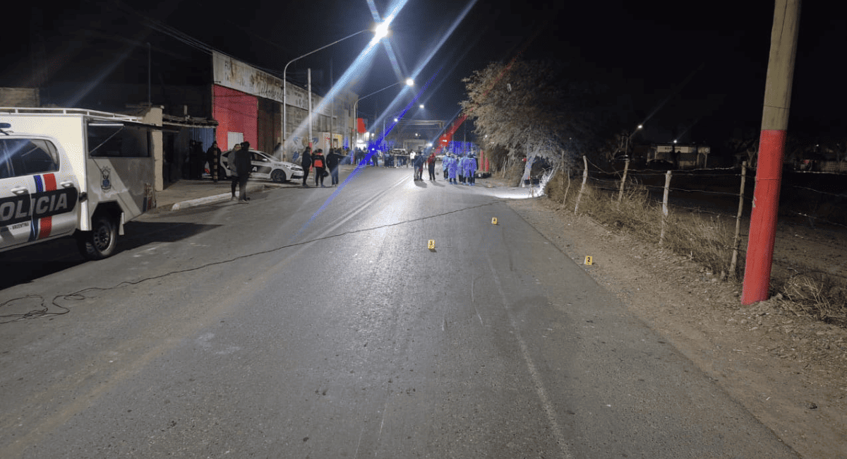 Un motociclista murió al impactar contra un árbol tras una colisionar con otra moto Un motociclista murió al impactar contra un árbol tras una colisionar con otra moto
