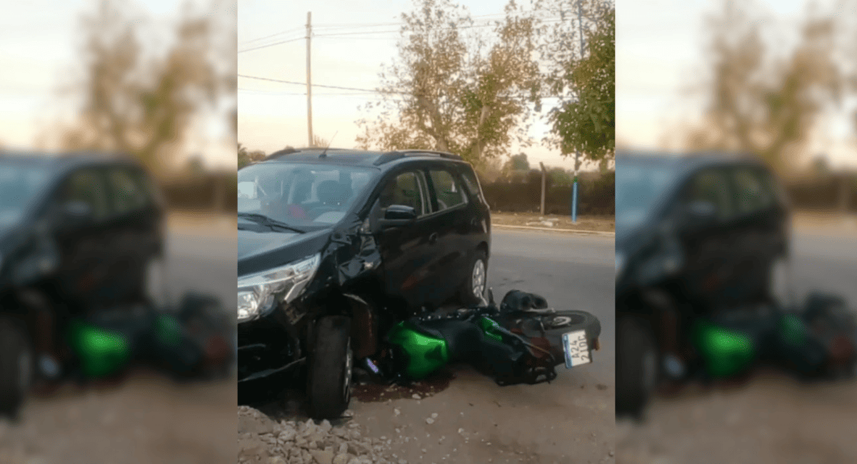 Fuerte choque en Albardón: una moto quedó incrustada bajo un auto Fuerte choque en Albardón: una moto quedó incrustada bajo un auto