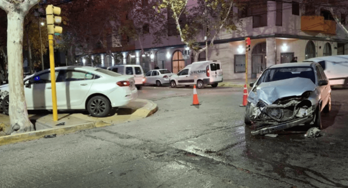 Violento choque en pleno centro capitalino: un auto terminó sobre la vereda Violento choque en pleno centro capitalino: un auto terminó sobre la vereda