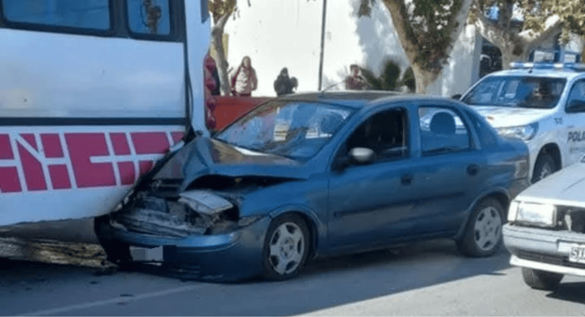 Automóvil choca contra colectivo detenido en Caucete sin causar heridos Automóvil choca contra colectivo detenido en Caucete sin causar heridos