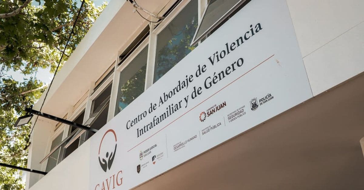 una-influencer-se-grabo-gritando-en-un-avion-y-tuvo-que-dar-explicaciones-sobre-su-ataque-de-panico:-«fue-real»
