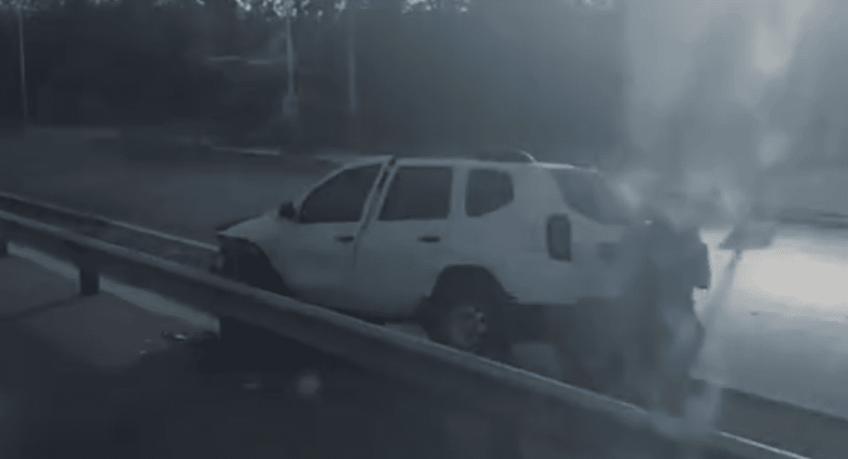 Impactante accidente en Ruta 40: una camioneta quedó incrustada en el guardarraíl.