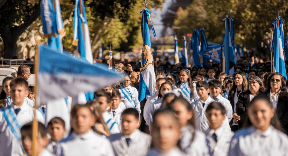 Desfile Cívico Militar por el 25 de Mayo,  en vivo a través de fmtodomusica.com 