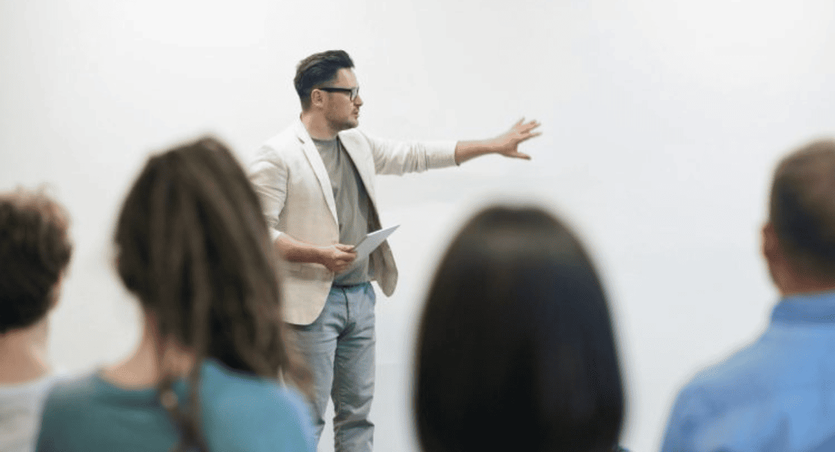 Iglesia lanza un curso de finanzas e impuestos para hogares y emprendedores.