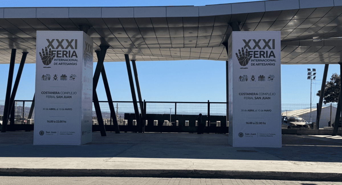 La Feria Internacional de Artesanías no abrirá este jueves por daños del Zonda. La Feria Internacional de Artesanías no abrirá este jueves por daños del Zonda.
