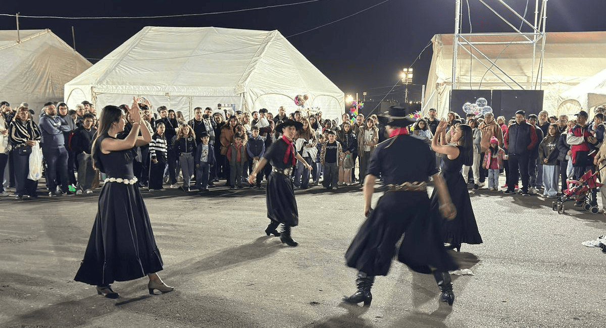 Iglesia celebra la patria con una gran feria artesanal, gastronómica y artística en Las Flores