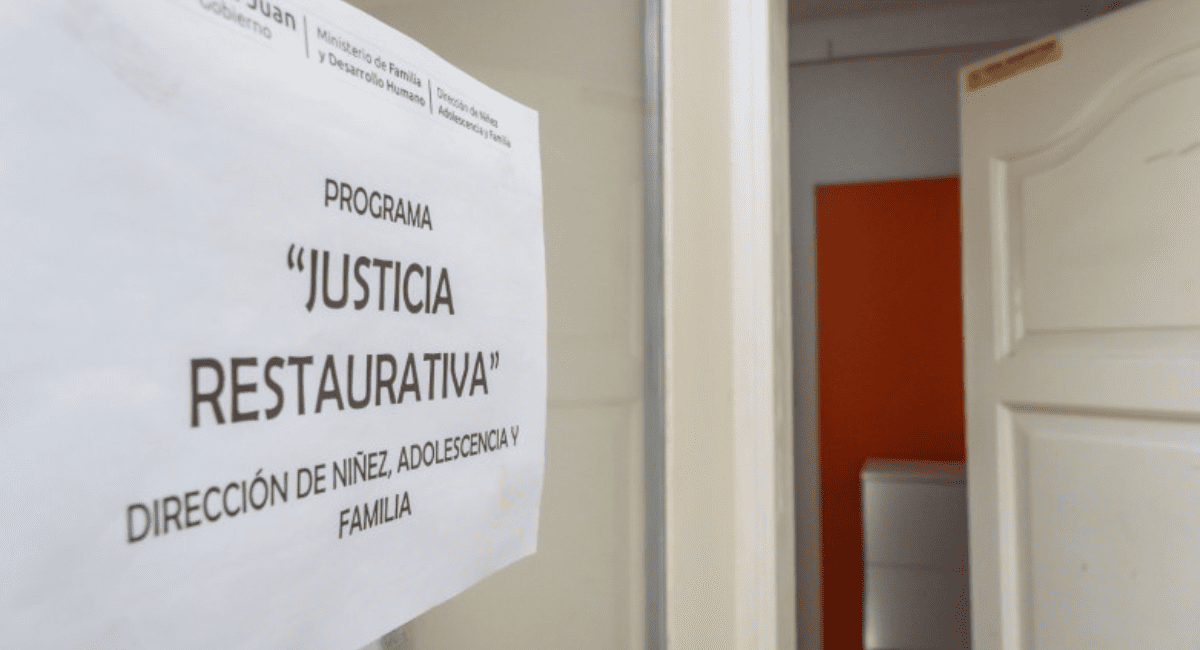 Justicia Juvenil Restaurativa en San Juan: 120 menores intervenidos, cero reincidencias.