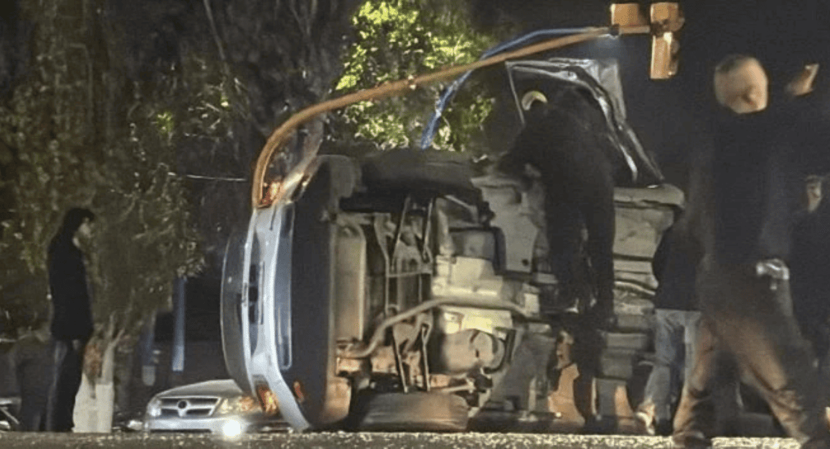 Impactante choque entre dos camionetas en Ruta 40 dejó a un vehículo volcado en Albardón Impactante choque entre dos camionetas en Ruta 40 dejó a un vehículo volcado en Albardón