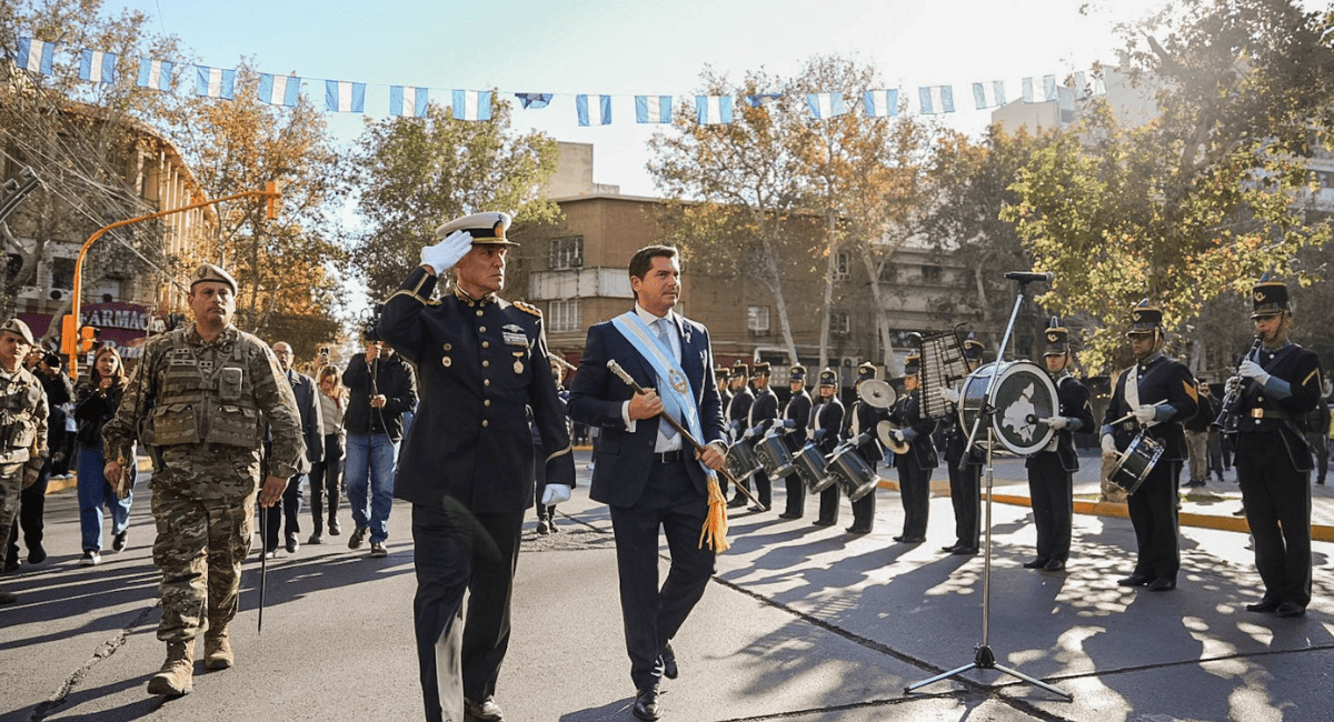 Comenzó el acto central por los 216 años de la Revolución de Mayo y podés seguirlo en fmtodomusica.com Comenzó el acto central por los 216 años de la Revolución de Mayo y podés seguirlo en fmtodomusica.com