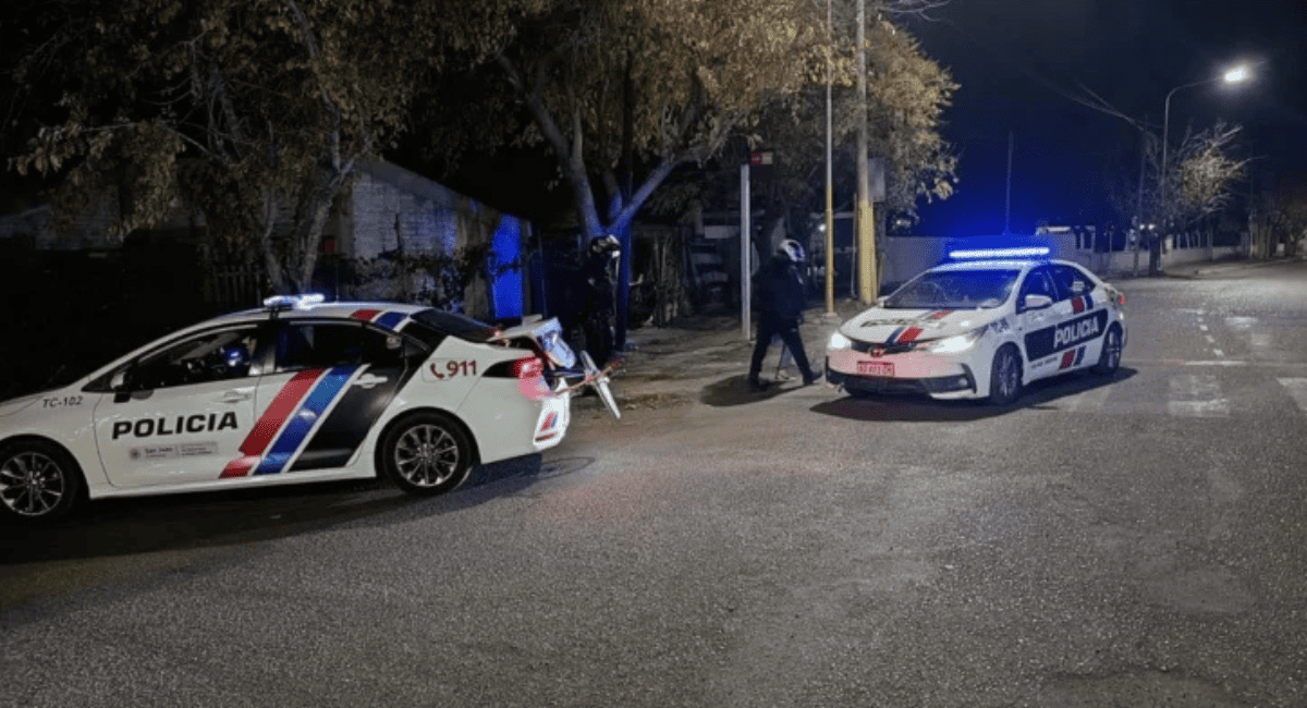 Caos en Villa del Sur: un hombre disparó al aire y vecinos atacaron a policías; Infantería controló la situación.