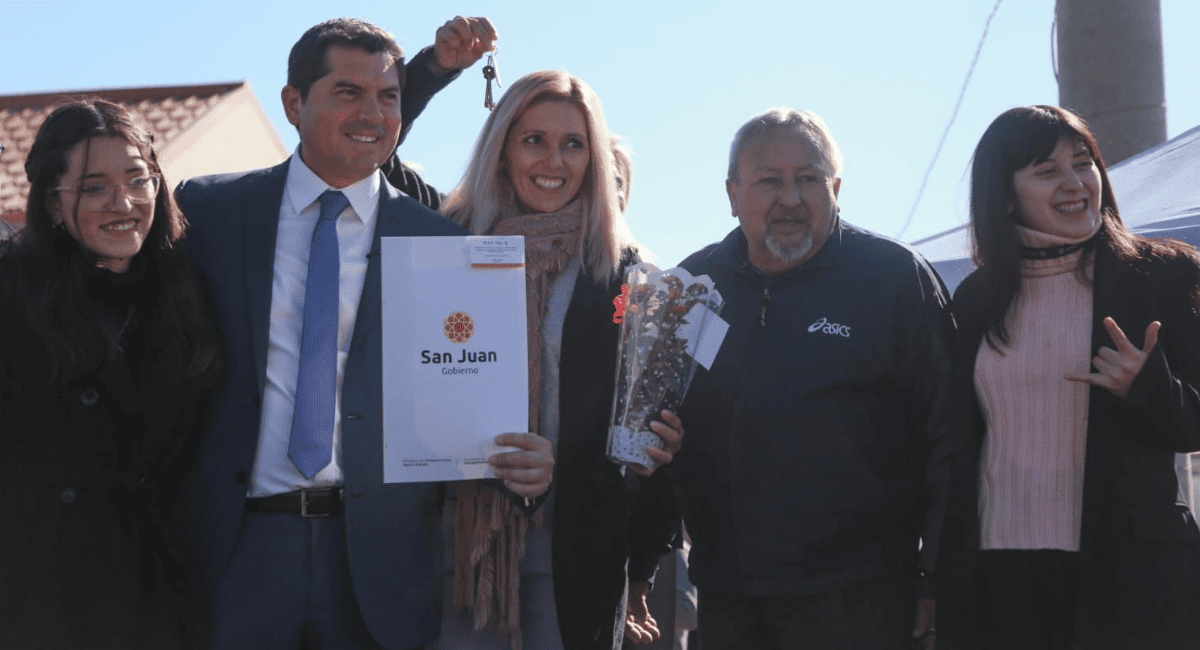 En Ullum, Orrego entregó 105 casas y confirmó que la política habitacional sigue con recursos provinciales. En Ullum, Orrego entregó 105 casas y confirmó que la política habitacional sigue con recursos provinciales.