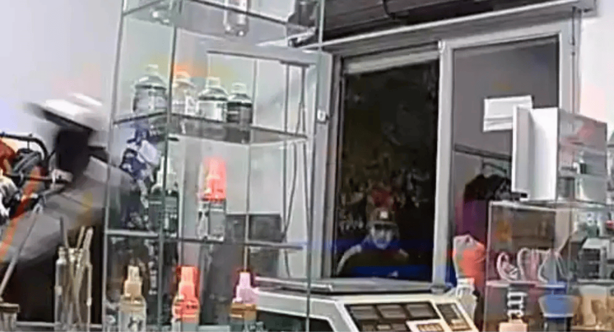 Violento asalto en un local de Pocito quedó grabado por cámaras de seguridad.