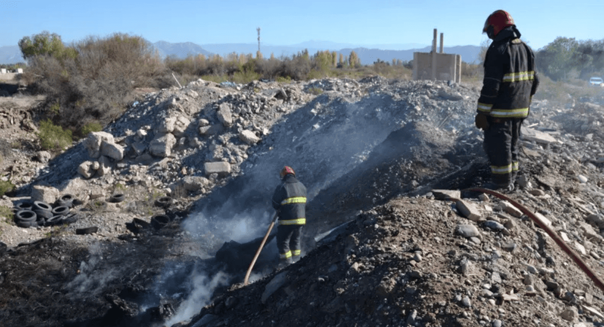 Incendio en basural de Rivadavia: sospechan que fue intencional. Incendio en basural de Rivadavia: sospechan que fue intencional.