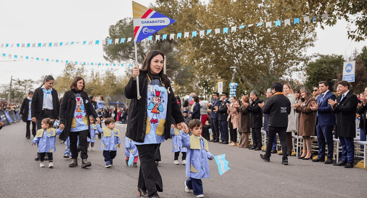 Santa Lucía celebró el 25 de Mayo con un emotivo desfile de los jardines municipales
