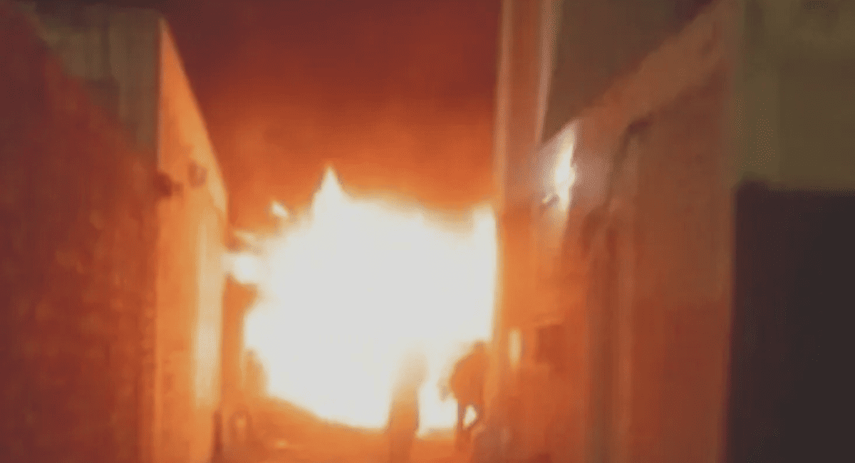 Susto en Sarmiento: una Trafic se incendió en un garage, pero no hubo heridos. Susto en Sarmiento: una Trafic se incendió en un garage, pero no hubo heridos.