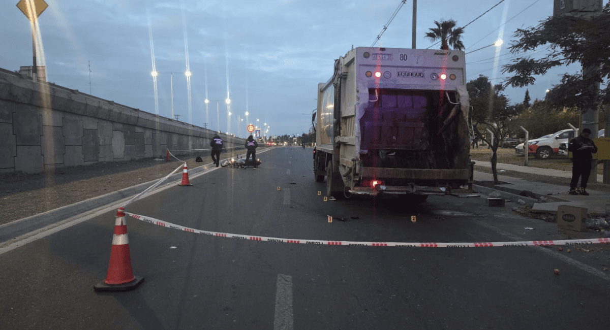 Fuerte choque en Concepción: una policía en moto impactó contra un camión de basura y quedó internada