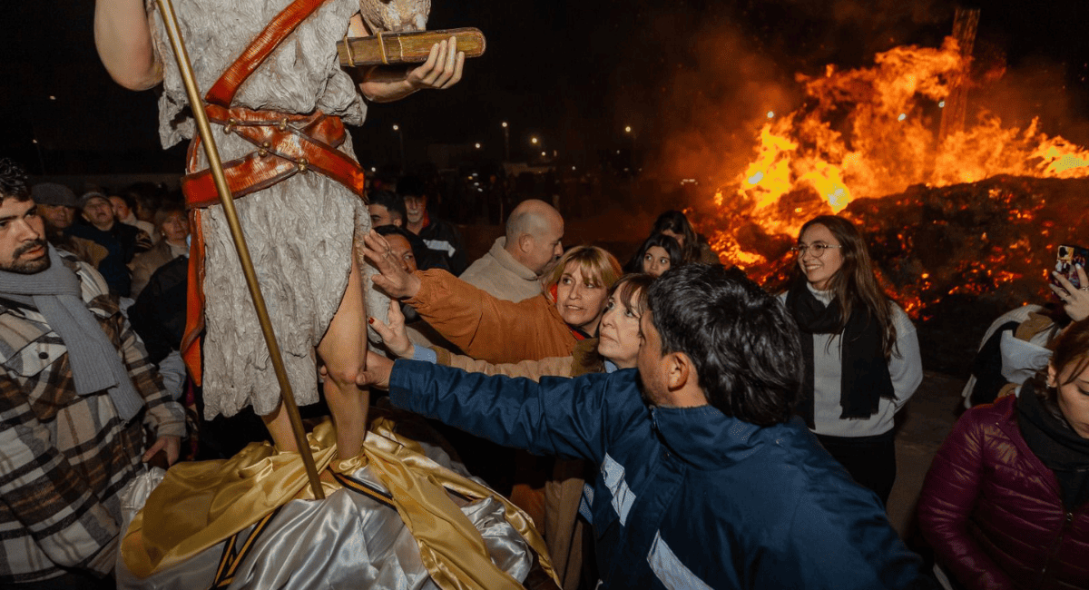 Gran fogata de San Juan Bautista reunió a las familias en el CIC del Barrio Manantial