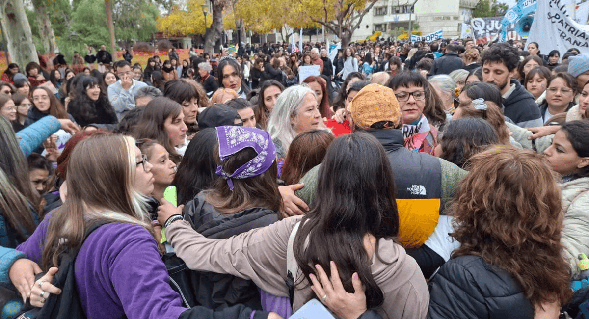 Bombos, banderas y reclamos: las calles de San Juan volvieron a decir Ni Una Menos. Bombos, banderas y reclamos: las calles de San Juan volvieron a decir Ni Una Menos.
