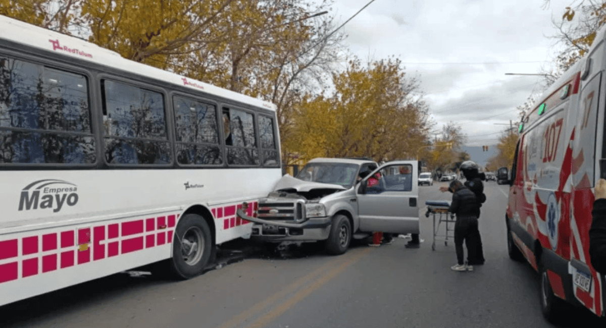 Violento impacto en Pocito: una camioneta chocó de atrás a un colectivo de la Red Tulum