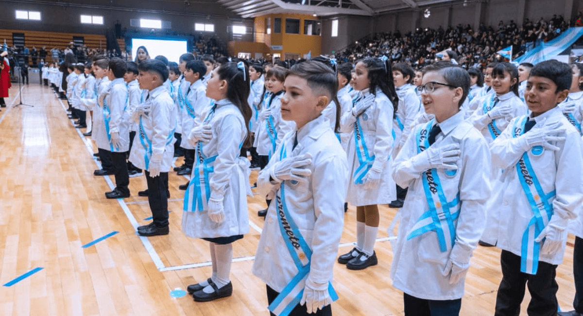 Orgullo en Rawson: 800 alumnos de cuarto grado prometieron lealtad a la Bandera en el Complejo La Superiora