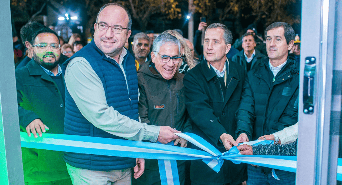 Conectividad y confort en Rivadavia: inauguraron una moderna parada climatizada en la Universidad Católica de Cuyo