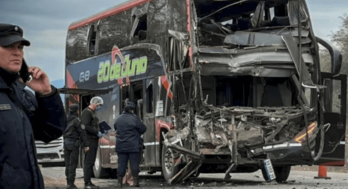 Tragedia en Salta: un micro de la empresa 20 de Junio chocó contra un camión y confirmaron la identidad de la víctima