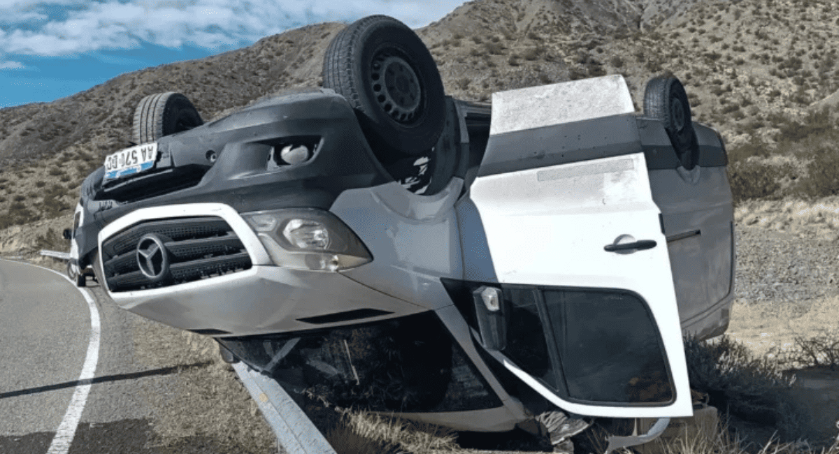 Susto en la montaña: volcó una camioneta en la Quebrada de las Burras