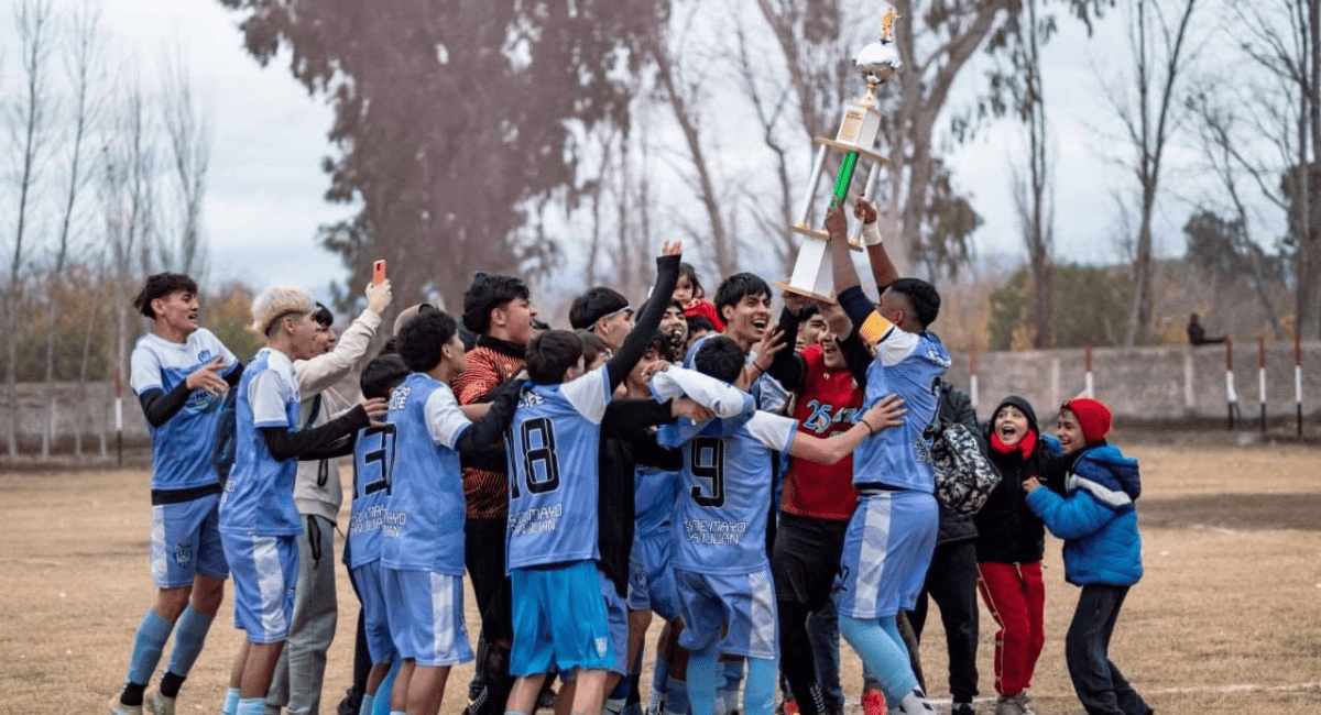 El intendente Rodolfo Jalife acompañó a los jóvenes en las finales de la Liga Veinticinqueña