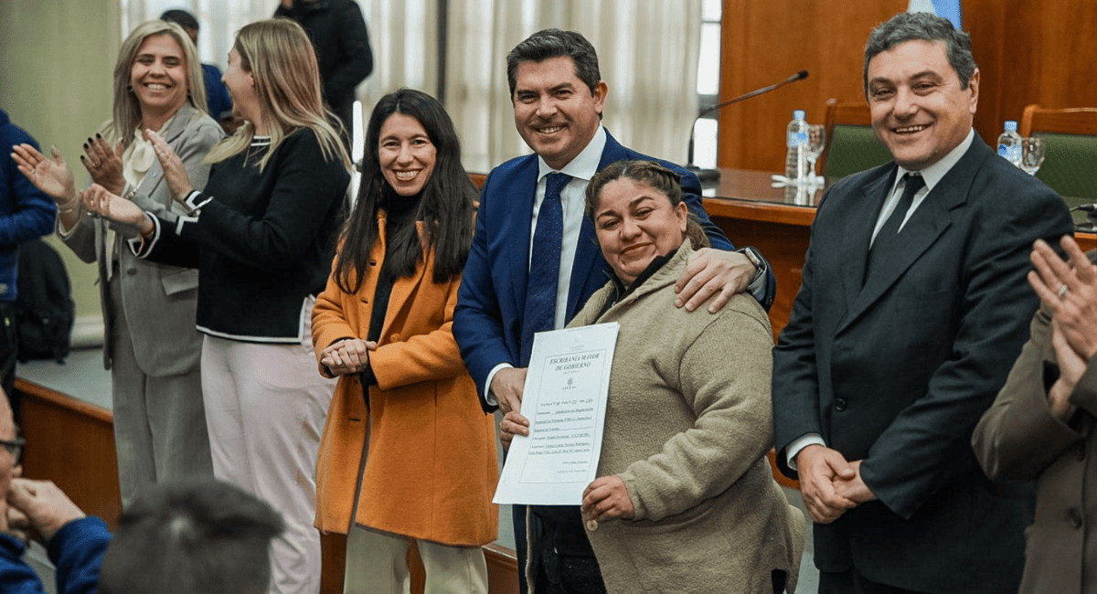 Orrego entregó 118 escrituras y busca destrabar más de 12.000 títulos pendientes
