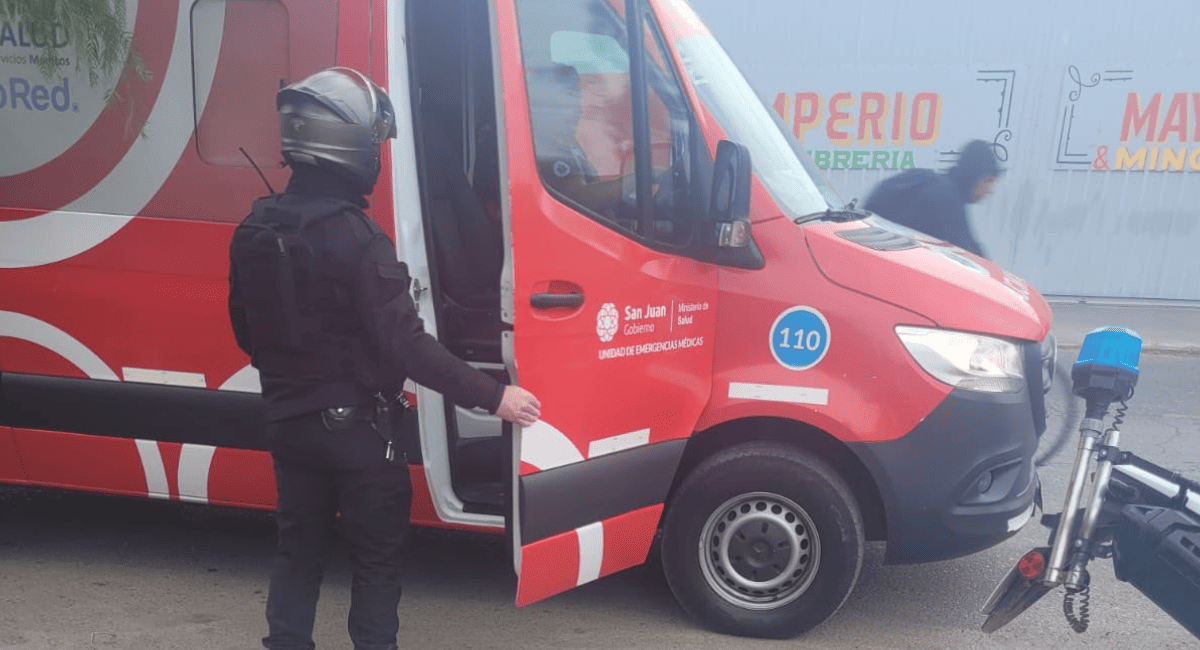 Un policía de la Motorizada le salvó la vida a un bebé haciéndole RCP en plena calle