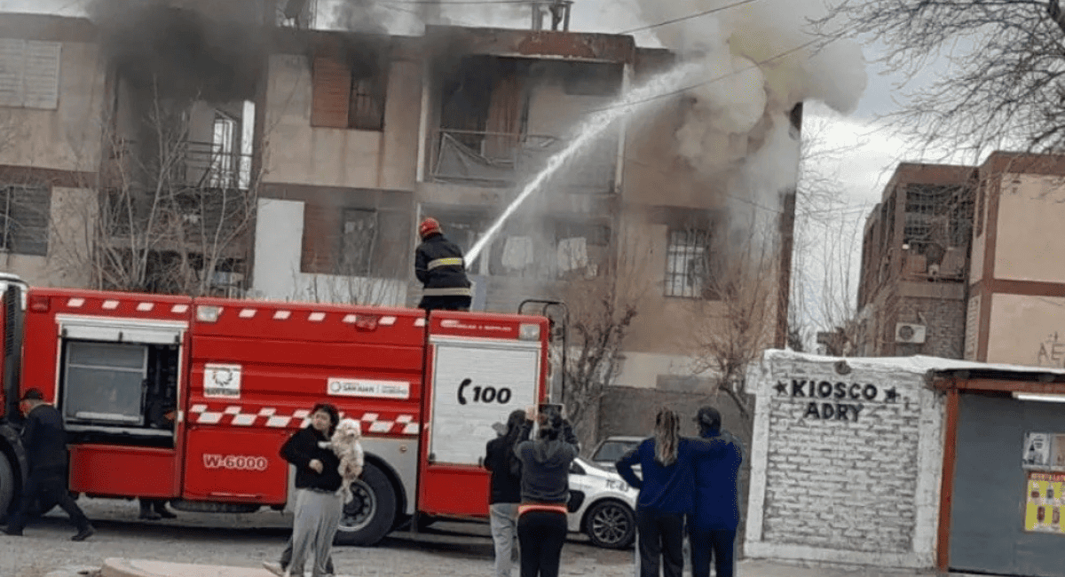 Tensión en el Barrio Aramburu: un incendio devoró un departamento