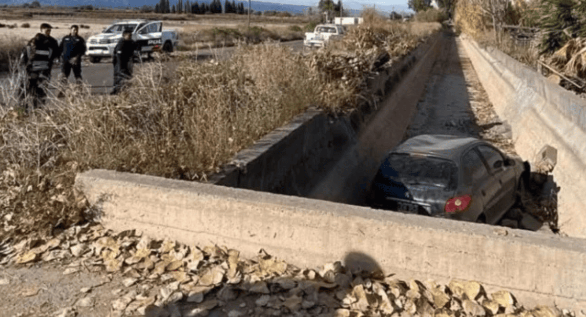 Caucete: un auto perdió el control y terminó volcado dentro de un canal de riego