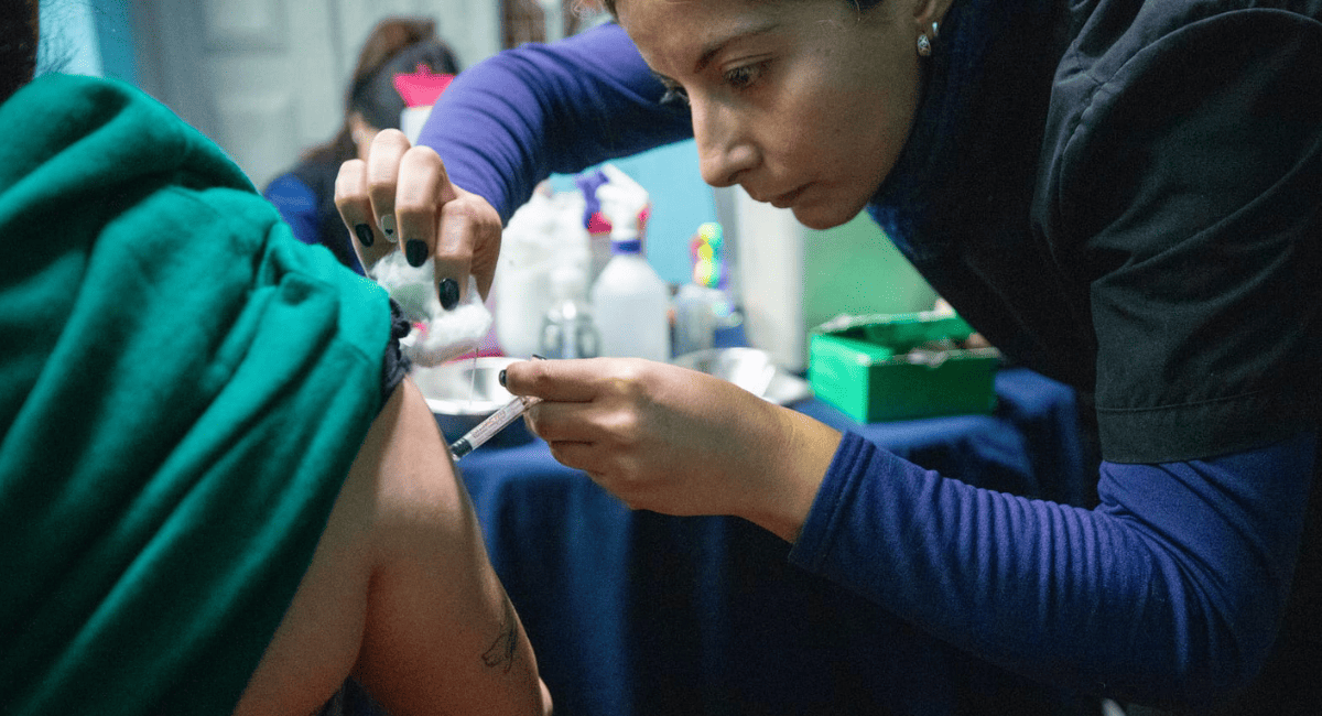 Capital llevó atención médica gratuita a Villa Carolina y acompañó a cientos de vecinos