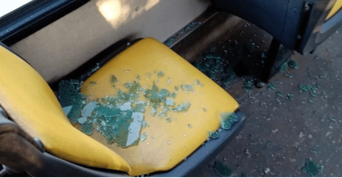 Piedrazos y pánico en Albardón: atacaron un colectivo de la Red Tulum. Piedrazos y pánico en Albardón: atacaron un colectivo de la Red Tulum.