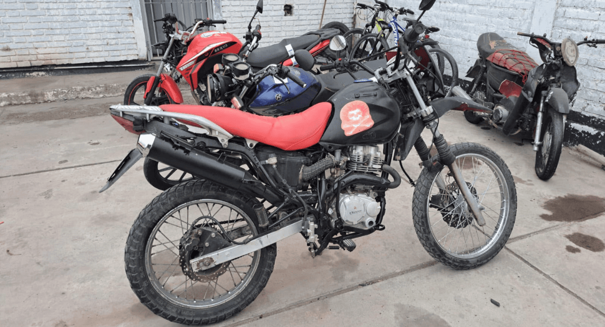 Rawson: la Policía halló una moto enduro abandonada con el tambor destrozado, pero sin pedido de captura