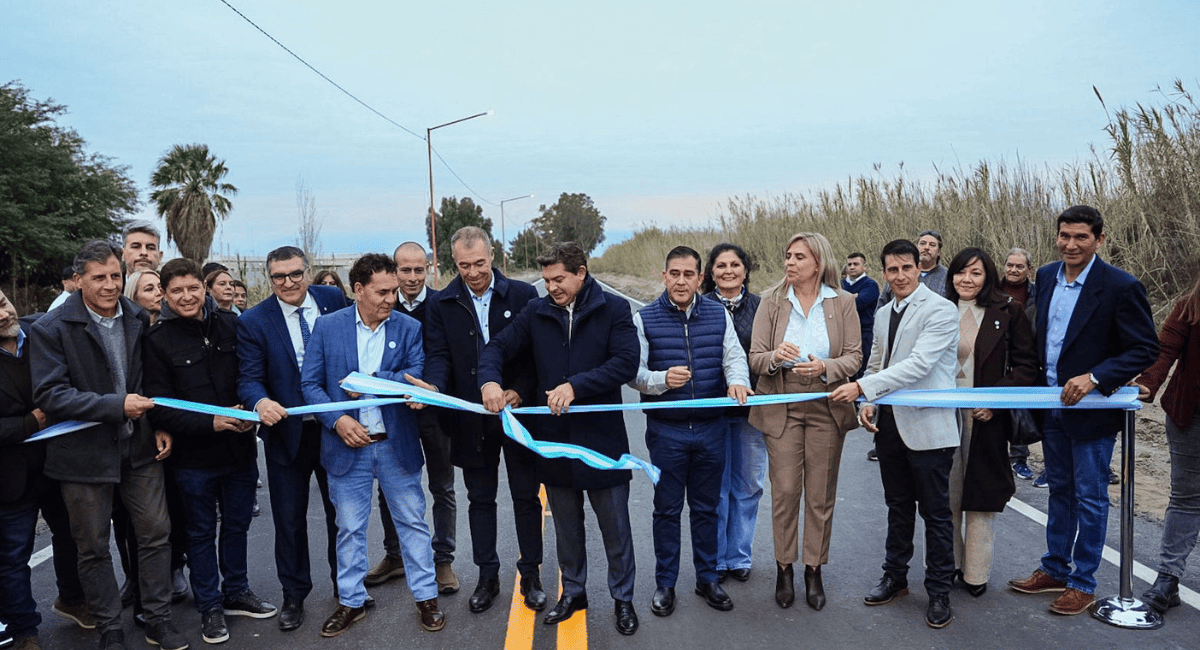 Orrego inauguró el asfalto que conectará Angaco con el nuevo Hospital Rizo Esparza