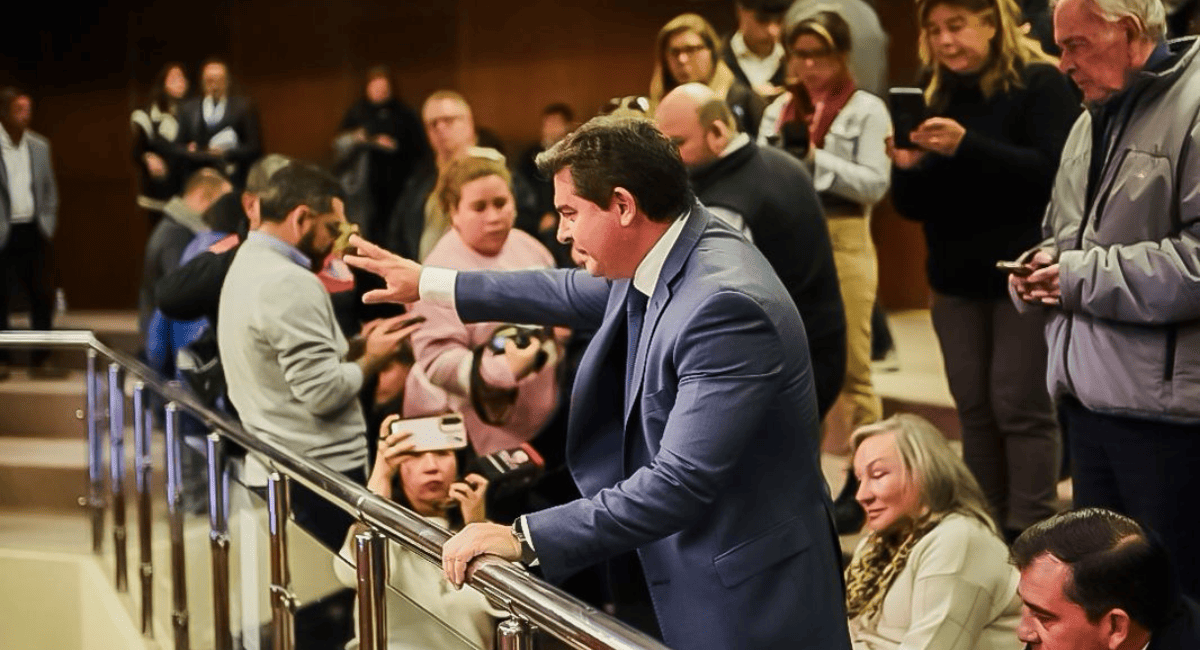 Fuerte gesto político: Marcelo Orrego siguió desde la Legislatura el debate por el crédito de US$ 600 millones.