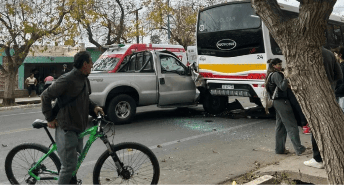 Violento impacto en Pocito: una camioneta chocó de atrás a un colectivo de la Red Tulum