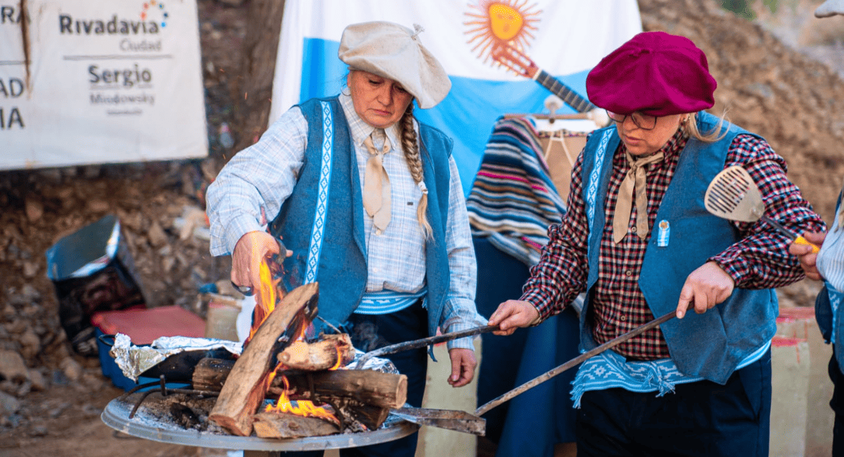 Brasa y tradición : más de 700 personas consagraron la segunda edición de «Cuyanas al Fuego» en Rivadavia