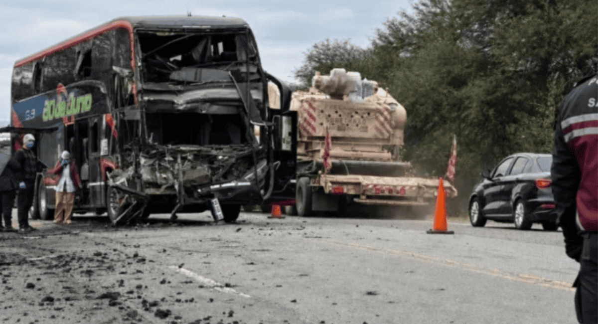 Colectivo sanjuanino chocó contra un camión en Salta y dejó un muerto