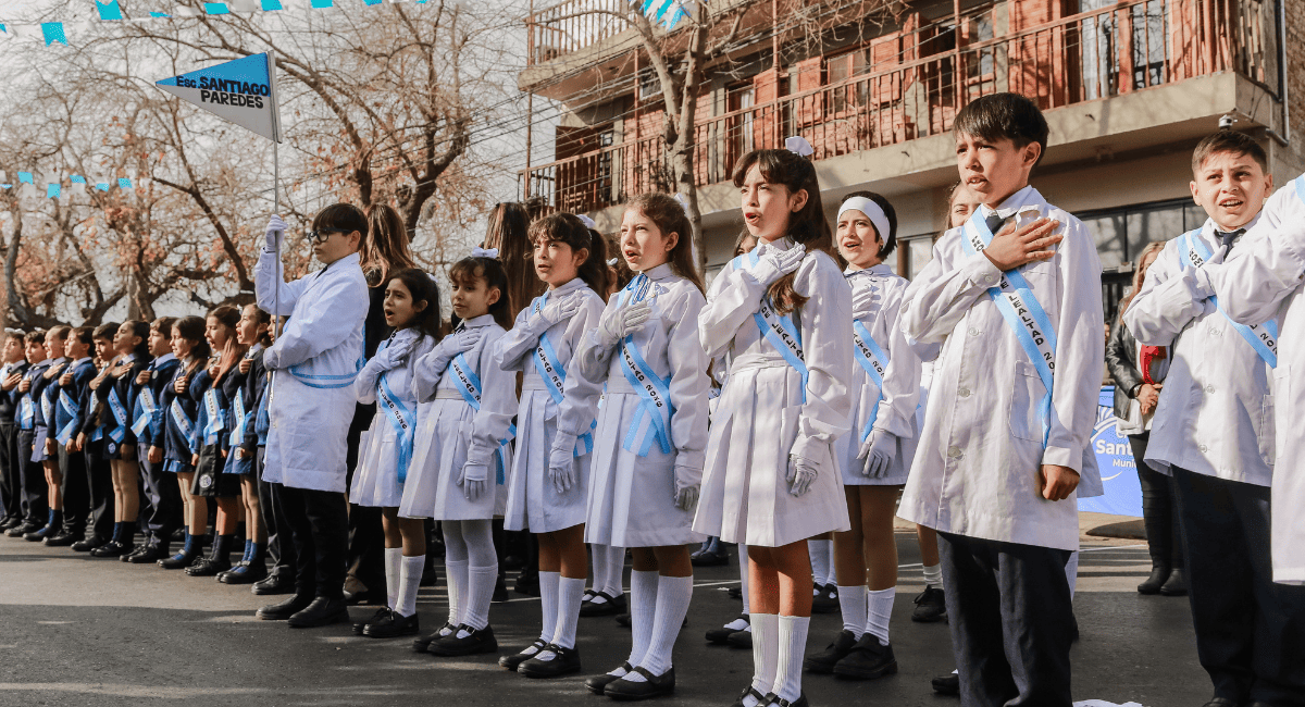 Santa Lucía vivió una multitudinaria Promesa a la Bandera que quedará para el recuerdo.