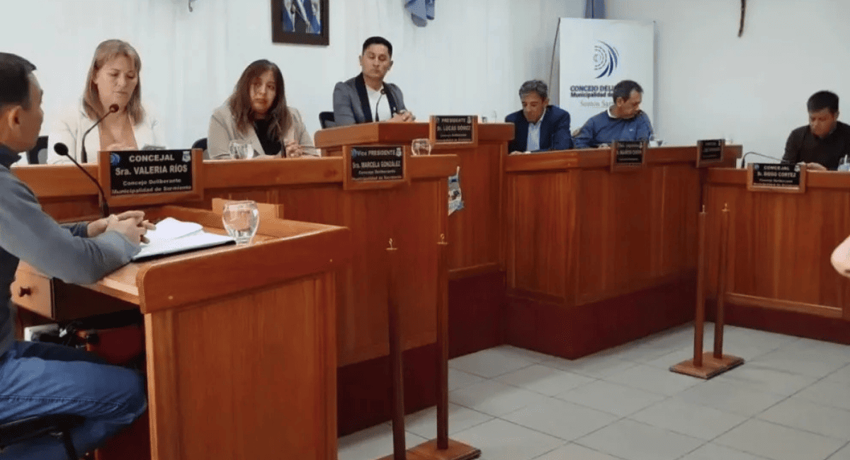 Tormenta política en Sarmiento: dos concejales impugnaron su suspensión, la tildaron de «arbitraria» y amenazan con ir a la Justicia Tormenta política en Sarmiento: dos concejales impugnaron su suspensión, la tildaron de «arbitraria» y amenazan con ir a la Justicia