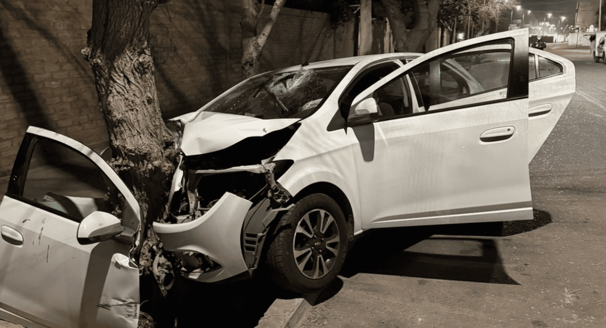 Choque fatal en San Juan: un auto con cuatro ocupantes rozó a una camioneta y terminó destruído contra un árbol