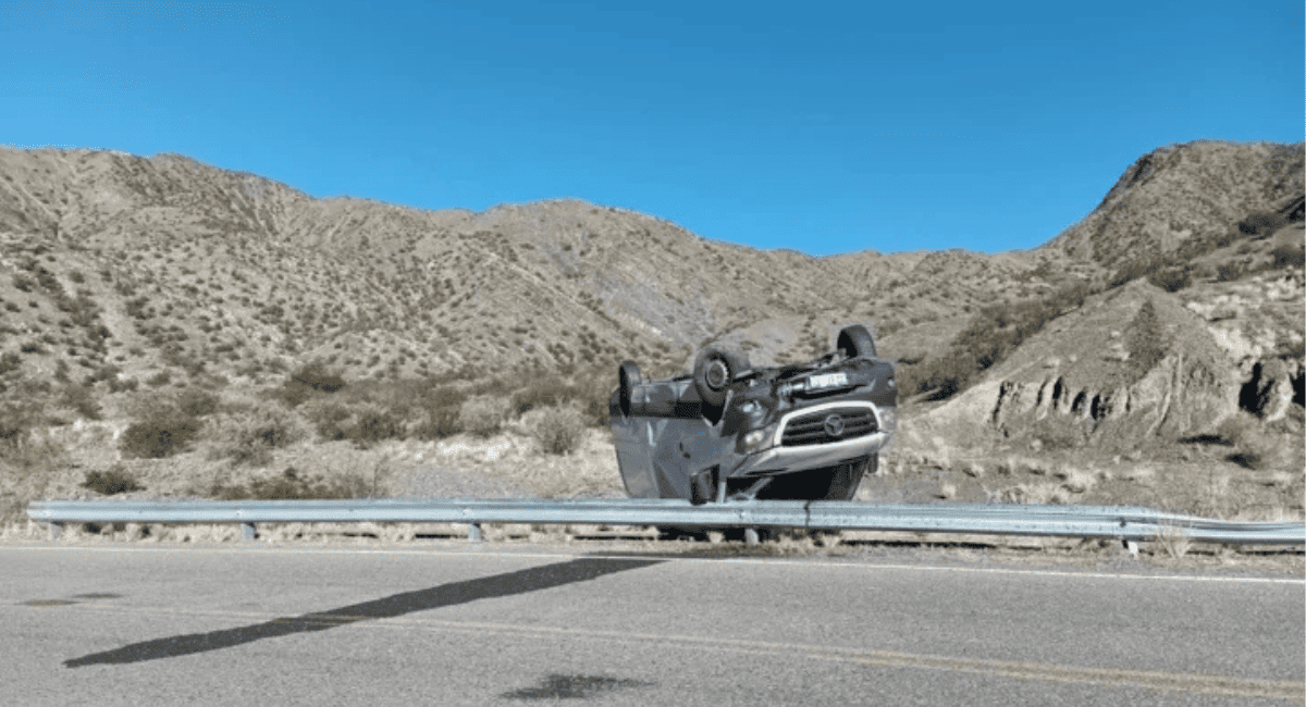 Susto en la montaña: volcó una camioneta en la Quebrada de las Burras